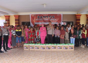 Peringati HUT Bhayangkara ke-80, Kapolres Tator bersama Ketua Bhayangkari Bagi Ratusan Paket Bantuan
