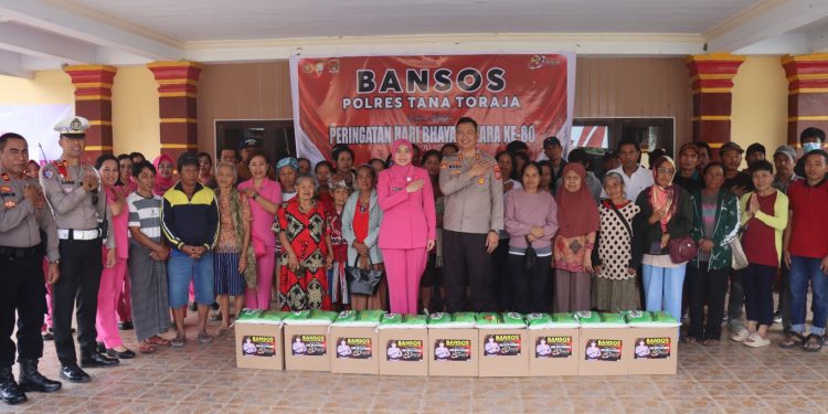 Peringati HUT Bhayangkara ke-80, Kapolres Tator bersama Ketua Bhayangkari Bagi Ratusan Paket Bantuan