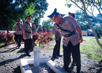 Kenang Jasa Pahlawan, Kapolres Luwu Ziarah dan Tabur Bunga di TMP