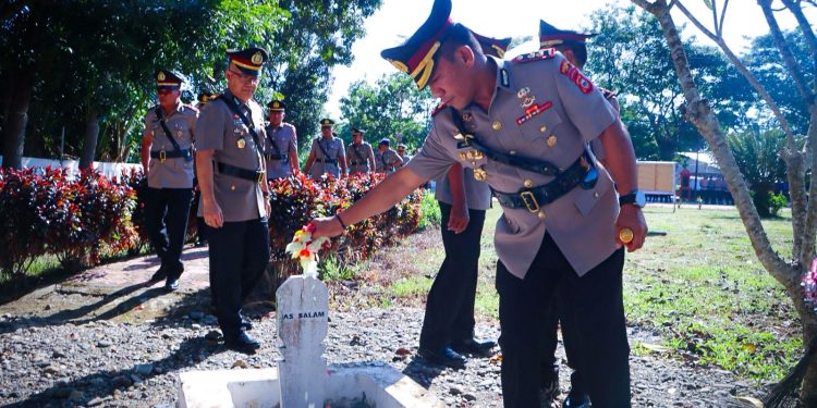 Kenang Jasa Pahlawan, Kapolres Luwu Ziarah dan Tabur Bunga di TMP