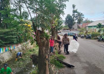 Bhabinkamtibmas Polsek Makale Polres Tator Ajak Warga Perkuat Sinergi Lewat Jumat Bersih