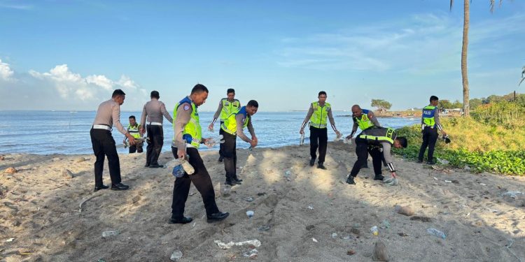 Kasat Lantas Polres Jeneponto Pimpin Bakti Sosial Pembersihan Pantai Tamrunang