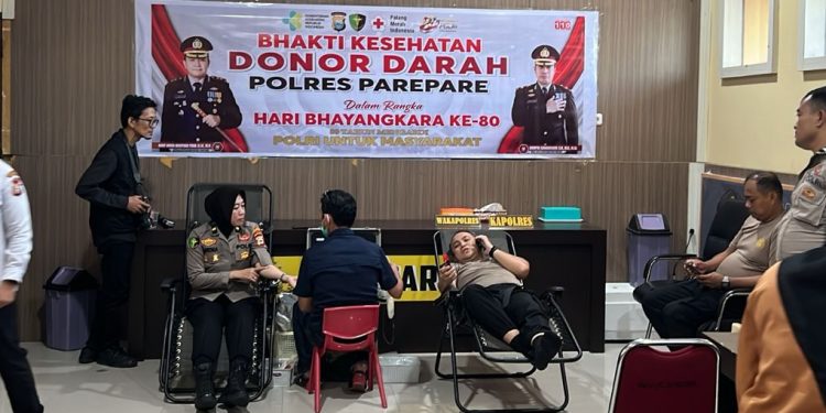 Dalam Rangka Hari Bhayangkara Ke-80, Kapolres Parepare bersama Personel Lakukan Donor Darah