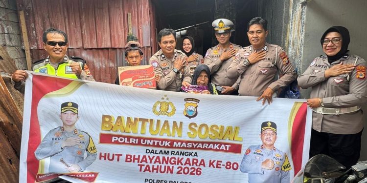 Dalam Rangka HUT Bhayangkara Ke-80, Satlantas Polres Palopo Bagi Sembako ke Warga Kurang Mampu