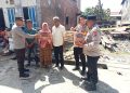 Kapolsek Pasimasunggu Polres Selayar Bagi Bantuan ke Korban Kebakaran di Bontobulaeng