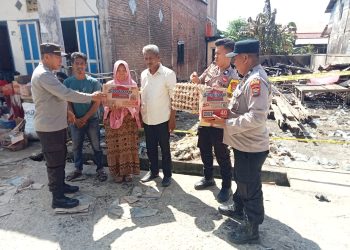 Kapolsek Pasimasunggu Polres Selayar Bagi Bantuan ke Korban Kebakaran di Bontobulaeng