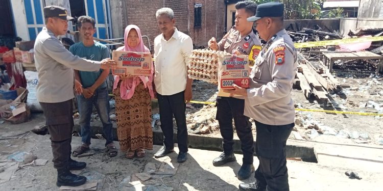 Kapolsek Pasimasunggu Polres Selayar Bagi Bantuan ke Korban Kebakaran di Bontobulaeng