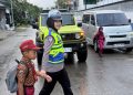 Aksi Humanis Polwan Polres Sidrap Bantu Anak Sekolah Menyebrang Jalan