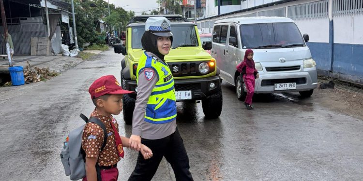 Aksi Humanis Polwan Polres Sidrap Bantu Anak Sekolah Menyebrang Jalan