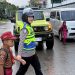 Aksi Humanis Polwan Polres Sidrap Bantu Anak Sekolah Menyebrang Jalan