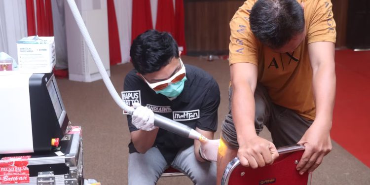 Kasat Reskrim Polres Wajo Buka Kegiatan Hapus Tato Gratis Untuk Warga