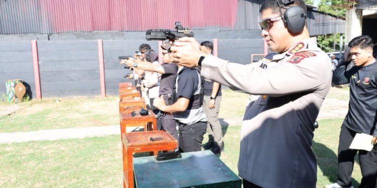 Tingkatkan Kemampuan dan Keterampilan Personel Dalam Penggunaan Senpi, Kapolrestabes Makassar Gelar Latihan Menembak