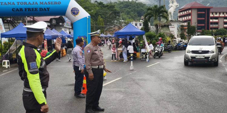 Personel Polres Tator Melakukan Pengamanan dan Gatur Lalin di Car Free Day