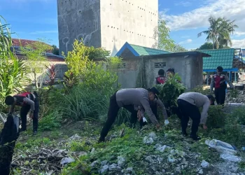 Dalam Rangka Hari Bhayangkara ke-80, Personel Polres Bulukumba Kerja Bakti di Masjid dan Gereja