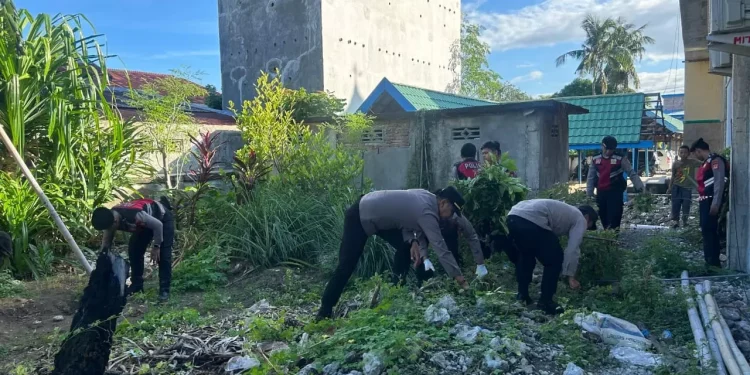 Dalam Rangka Hari Bhayangkara ke-80, Personel Polres Bulukumba Kerja Bakti di Masjid dan Gereja