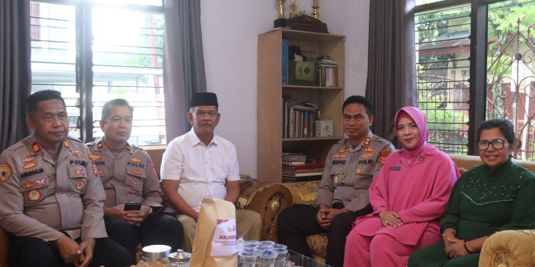 Kapolres Wajo bersama Ketua Bhayangkari Lakukan Anjangsana ke Sejumlah Purnawirawan Polri