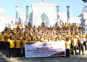 Personel Polrestabes Makassar Gelar Bakti Religi di Masjid dan Gereja Dalam Rangka HUT Bhayangkara ke-80
