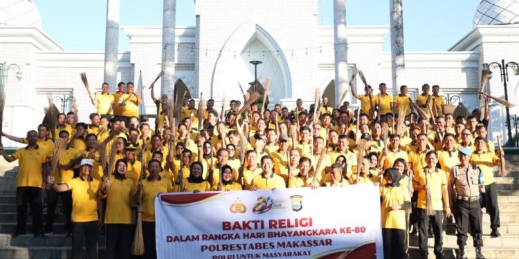 Personel Polrestabes Makassar Gelar Bakti Religi di Masjid dan Gereja Dalam Rangka HUT Bhayangkara ke-80