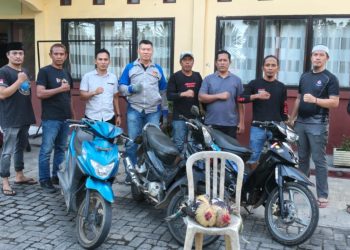 Timsus Polsek Gantarang Polres Bulukumba Gerebek Lokasi Judi, 3 Motor dan 2 Ayam Diamankan