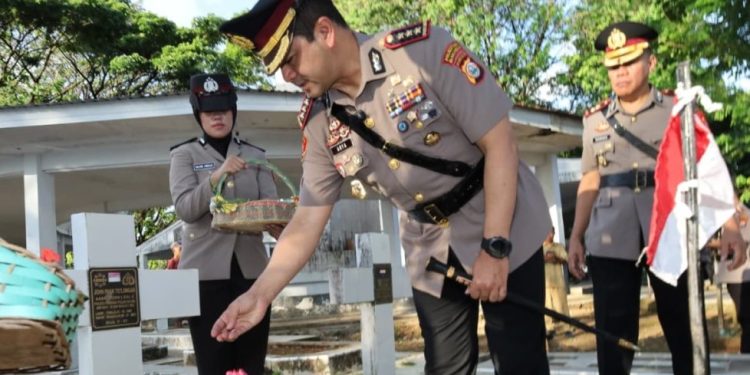 Kenang Jasa Pahlawan, Kapolrestabes Makassar Ziarah dan Tabur Bunga di TMP Panaikang