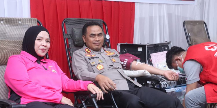 Peringati HUT Bhayangkara ke-80, Kapolres Wajo Lakukan Donor Darah