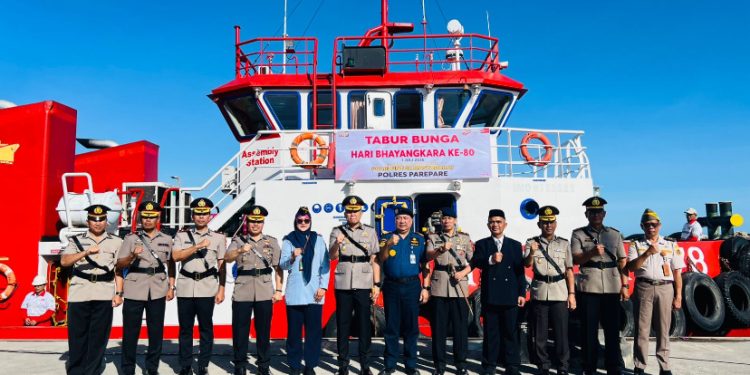 Peringati Hari Bhayangkara Ke-80, Kapolres Parepare Tabur Bunga di Pelabuhan Cappa Ujung
