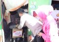 Wujud Polri Untuk Masyarakat, Kapolrestabes Makassar bersama Ketua Bhayangkari Bagi Sembako ke Warga
