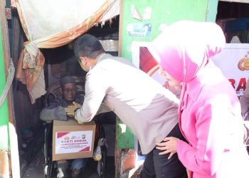 Wujud Polri Untuk Masyarakat, Kapolrestabes Makassar bersama Ketua Bhayangkari Bagi Sembako ke Warga