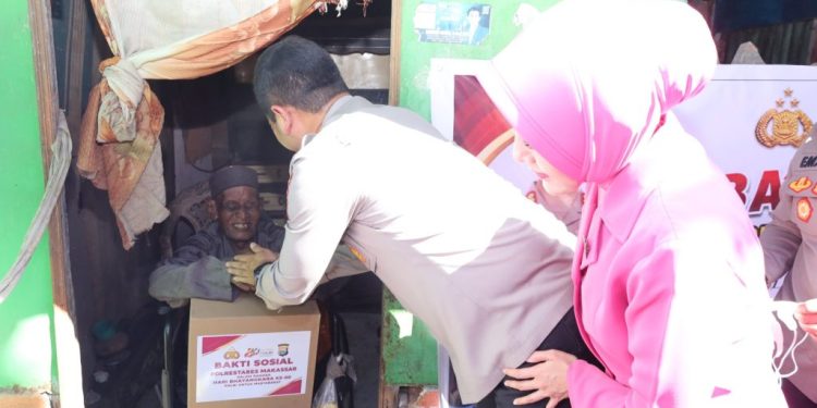 Wujud Polri Untuk Masyarakat, Kapolrestabes Makassar bersama Ketua Bhayangkari Bagi Sembako ke Warga