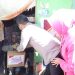 Wujud Polri Untuk Masyarakat, Kapolrestabes Makassar bersama Ketua Bhayangkari Bagi Sembako ke Warga