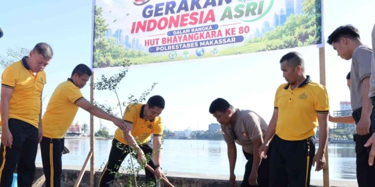 Dalam Rangka Hari Bhayangkara ke-80, Kapolrestabes Makassar Pimpin Penanaman Pohon