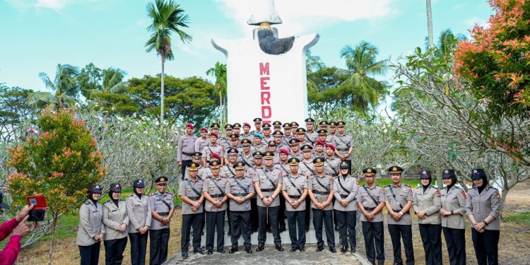 Kapolres Pinrang Pimpin Ziarah dan Tabur Bunga di TMP Palia Dalam Rangka Hari Bhayangkara ke-80