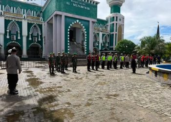 Personel Polres Pinrang Lakukan Pengamanan Kedatangan Jamaah Haji Kloter 16