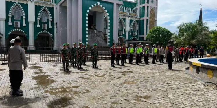 Personel Polres Pinrang Lakukan Pengamanan Kedatangan Jamaah Haji Kloter 16