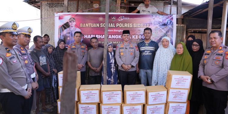 Jelang Hari Bhayangkara 80, Kapolres Sidrap Beri Bantuan ke Warga dan Komunitas