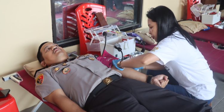 Kapolres Toraja Utara Ikut Melakukan Donor Darah Dalam Rangka Hari Bhayangkara ke-80