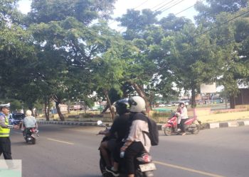 Personel Satlantas Polres Jeneponto Gatur Arus Lalu Lintas di Titik Rawan Pelanggaran dan Kecelakaan