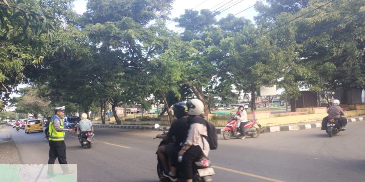 Personel Satlantas Polres Jeneponto Gatur Arus Lalu Lintas di Titik Rawan Pelanggaran dan Kecelakaan