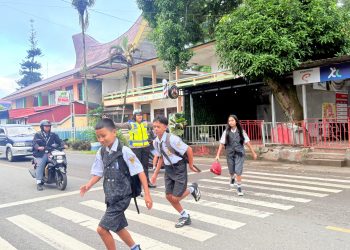 Personel Sat Lantas Polres Tator Berikan Pelayanan ke Masyarakat di Pagi Hari
