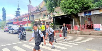 Personel Sat Lantas Polres Tator Berikan Pelayanan ke Masyarakat di Pagi Hari