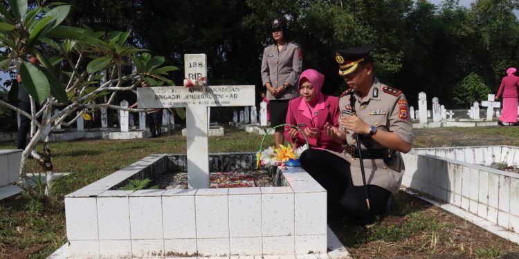 Ziarah dan Tabur Bunga di TMP Buntu Lepong, Kapolres Tator: Teladani Semangat Juang Pahlawan