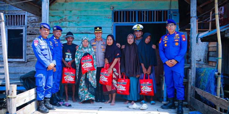 Peringati Hari Bhayangkara ke-80, Polres Luwu Bagi Bantuan ke Masyarakat Pesisir