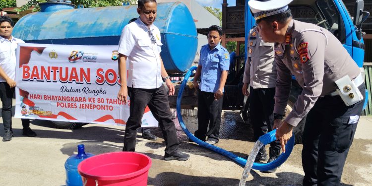 Dalam Rangka Hari Bhayangkara ke-80, Polres Jeneponto Bantu Air Bersih ke Masyarakat