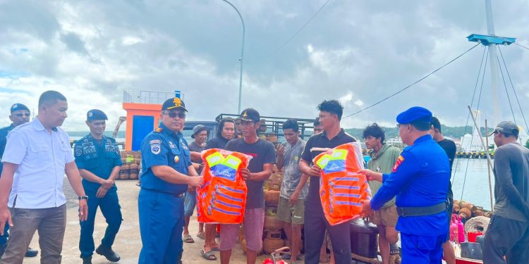 Sat Polairud Polres Selayar Sosialisasi Keselamatan Pelayaran dan Bagikan Life Jacket