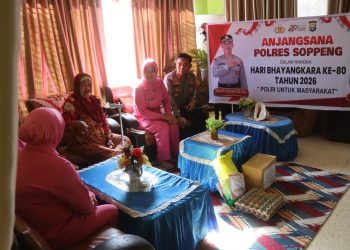 Kapolres Soppeng bersama Ketua Bhayangkari Anjangsana ke Purnawirawan dan Warakawuri