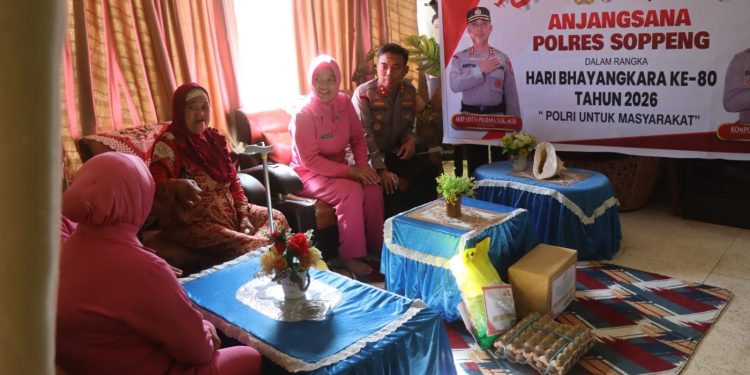 Kapolres Soppeng bersama Ketua Bhayangkari Anjangsana ke Purnawirawan dan Warakawuri