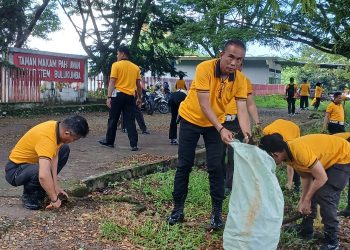 Peringati Hari Bhayangkara ke-80, Personel Polres Bulukumba Kerja Bakti di TMP Taccorong