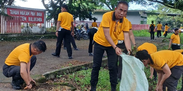 Peringati Hari Bhayangkara ke-80, Personel Polres Bulukumba Kerja Bakti di TMP Taccorong