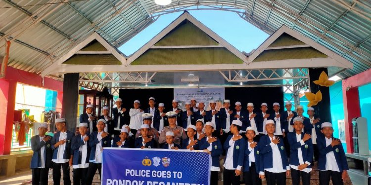 Melalui Police Goes To School, Satlantas Polres Luwu Tanamkan Budaya Tertib Berlalu Lintas di Ponpes