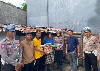 Personel Satlantas Polres Bulukumba Beri Bantuan Sembako ke Warga Kurang Mampu